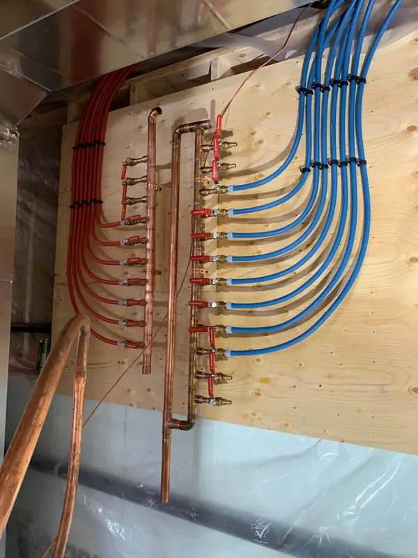 The mounted manifolds fully connected, red lines curving neatly in from the left and blue lines from the right, clipped in parallel runs.